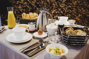 una mesa cubierta con un buffet de comida y un desayuno en Hôtel In Situ, en Béziers