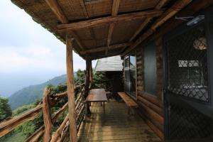 een veranda van een huis met uitzicht op de bergen bij lai Home Country Cottage B&B in Meishan