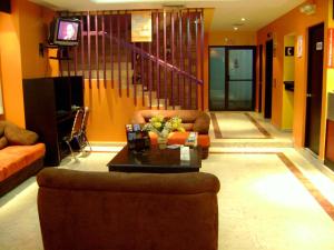 a living room with a couch and a coffee table at Hotel Le-Gar in Monterrey