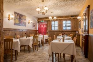 een eetkamer met tafels en stoelen in een restaurant bij Hotel Florian in Nus