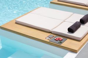 Bazén v ubytování Dreambox Mykonos Suites nebo v jeho okolí
