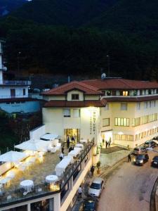 un gran edificio con coches estacionados en un estacionamiento en Hotel Ristorante Montuori, en Pimonte