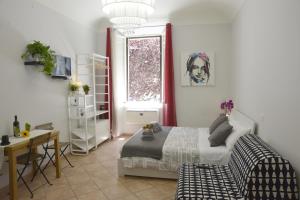 ローマにあるプラティ ハウスのベッドルーム1室(ベッド1台、デスク、窓付)