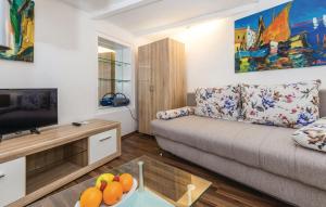 sala de estar con sofá y TV en Apartment Agava en Opatija
