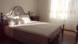 ラ・スペツィアにあるI Colori del Mercatoのベッドルーム(白い枕の大型ベッド1台付)