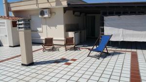 un patio con due sedie e un tavolo in una casa di Stanza privata venus a Nardò