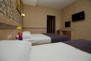 Кровать или кровати в номере Hotel Greek