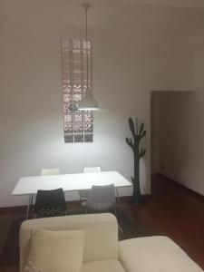 パレルモにあるxxxのリビングルーム(白いテーブル、椅子付)
