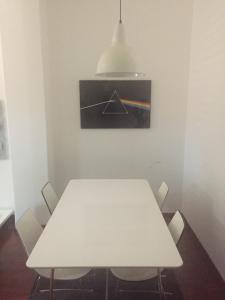 パレルモにあるxxxの白いテーブルと椅子、壁画