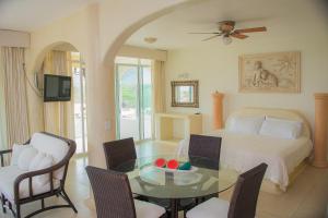 - une chambre avec un lit, une table en verre et des chaises dans l'établissement Bungalows Arena Dorada, à Zihuatanejo
