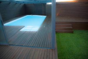 una piscina en una terraza de madera con en Apartment with Garden and Pool en Estoril