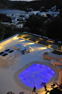 una grande piscina situata in cima a un edificio di Patmos Exclusive Villas a Skála