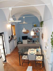 sala de estar con mesa y sofá en “La Loggia” Apartment, en Casale Monferrato