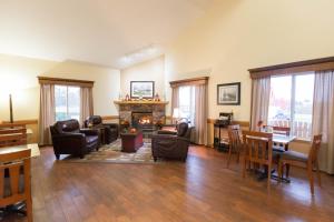a living room filled with furniture and a fireplace at Country Inn Two Harbors in Two Harbors