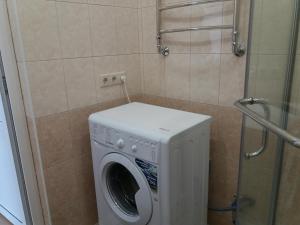アドレルにあるApartments on Belorusskaya 20のバスルーム(シャワー付)の洗濯機が備わります。