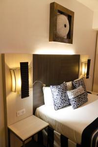 Postel nebo postele na pokoji v ubytování ONOMO Hotel Lomé