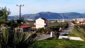 - une vue sur une ville avec des montagnes en arrière-plan dans l'établissement Christianna House -Villa, à Georgioúpoli