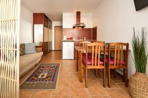 cocina y sala de estar con mesa y sofá en Hakuna Matata apartment, en Palanga
