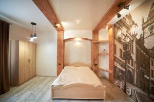 una camera con letto e parete con immagini di Apartments on Horodotska 43 a Lviv