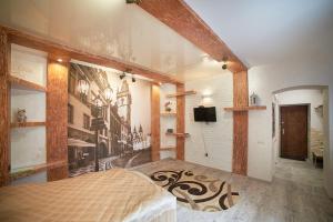 リヴィウにあるApartments on Horodotska 43のベッドルーム1室(ベッド1台、壁にテレビ付)