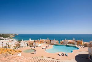A piscina localizada em The View – Santo António Villas, Golf & Spa ou nos arredores