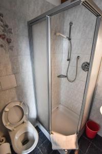 La salle de bains est pourvue d'une douche et de toilettes. dans l'établissement Albergo Somont, à Ortisei