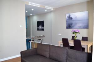 Televízia a/alebo spoločenská miestnosť v ubytovaní DREAMSUITES MARIN GARCIA.