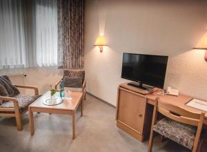 Televiisor ja/või meelelahutuskeskus majutusasutuses Hotel Kemper