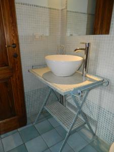 a white bowl sink on a stand in a bathroom at Podere Chiocciola in Poggibonsi