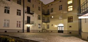 un patio vacío de un edificio de apartamentos por la noche en 777 Apartaments, en Cracovia