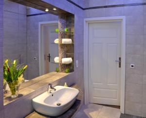 Ένα μπάνιο στο 777 Apartaments +58 φωτογραφίες