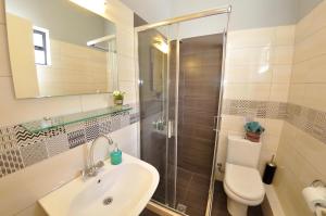 Koupelna v ubytování Braziliana Apartments + 55 fotografií