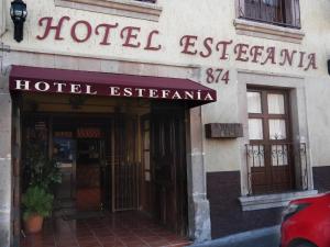 un panneau d'hôtel à l'avant d'un bâtiment dans l'établissement Hotel Estefania, à Morelia
