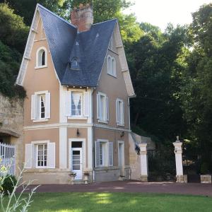 une maison ancienne avec un toit noir dans l'établissement Maison Dans Le Parc Du Château, à Larçay