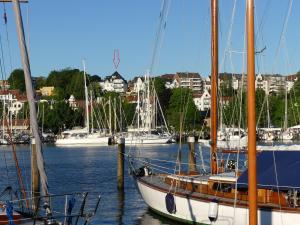 un grupo de barcos atracados en un puerto en Stadtvilla mit Hafenpanorama, en Flensburg
