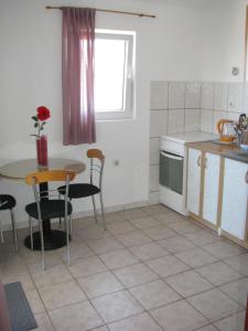 Kuchyň nebo kuchyňský kout v ubytování Apartments Šparada Mladen