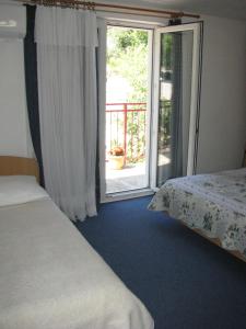 Postel nebo postele na pokoji v ubytování Apartments Šparada Mladen