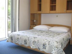 Postel nebo postele na pokoji v ubytování Apartments Šparada Mladen