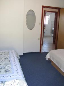 Postel nebo postele na pokoji v ubytování Apartments Šparada Mladen