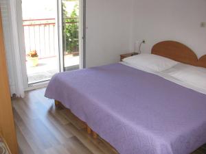 Postel nebo postele na pokoji v ubytování Apartments Šparada Mladen