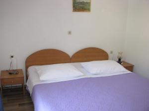 Postel nebo postele na pokoji v ubytování Apartments Šparada Mladen