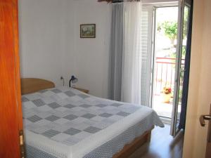 Postel nebo postele na pokoji v ubytování Apartments Šparada Mladen