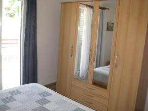 Postel nebo postele na pokoji v ubytování Apartments Šparada Mladen