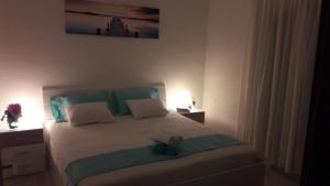 Ένα ή περισσότερα κρεβάτια σε δωμάτιο στο Apartments Vini and Ivana