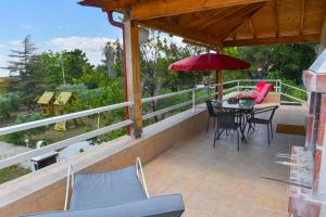 ネア・ポティダイアにあるAgios Mamas Resortのバルコニー(テーブル、椅子、パラソル付)