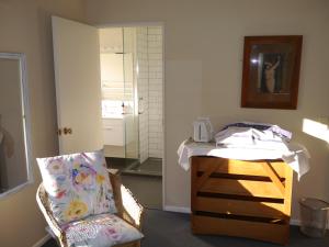 A bed or beds in a room at Tempest on Wanaka