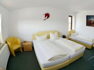 Un pat sau paturi într-o cameră la Hotel-Restaurant Rotes Einhorn Düren *** Superior