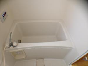 een bad in de hoek van een kamer bij Family Resort Apartment in Funabashi