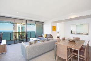 un soggiorno con un divano e un tavolo di Mantra Circle On Cavill a Gold Coast