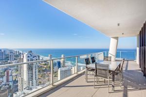 un balcone con tavolo e sedie e l'oceano di Mantra Circle On Cavill a Gold Coast